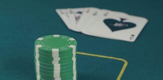 Pokerspillet: Taktik, strategier, bluf og enorme summer penge