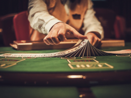 Online poker — regler, strategi og hvad det realistisk koster