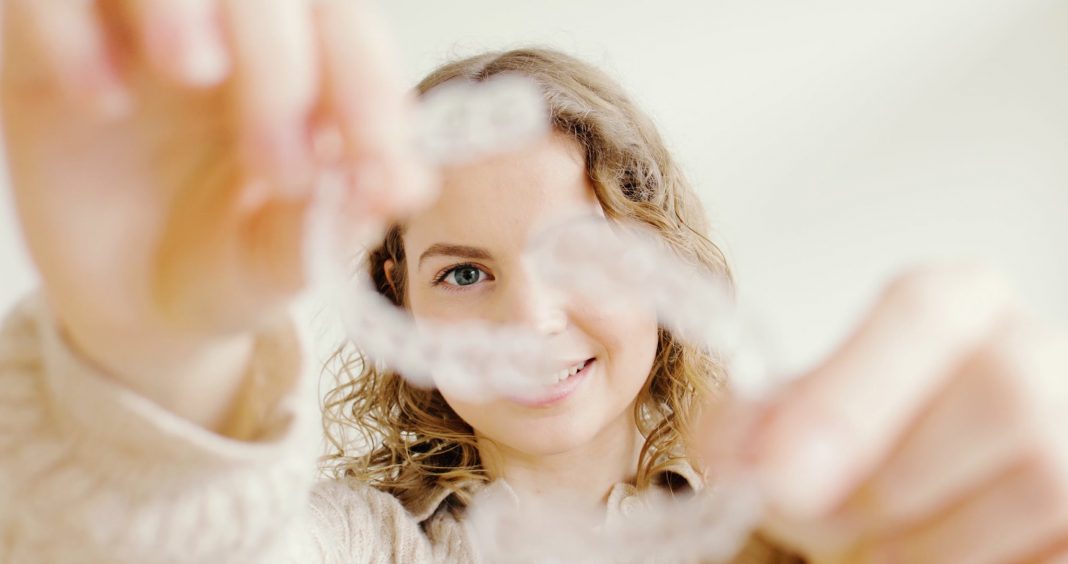 Sådan forbedrer du dit smil med f.eks. usynlige bøjler