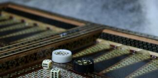 Backgammon – regler, strategi og historie bag det klassiske spil