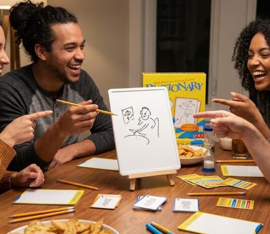 Pictionary regler og strategier til din næste spilleaften pictionary spilleaften hygge